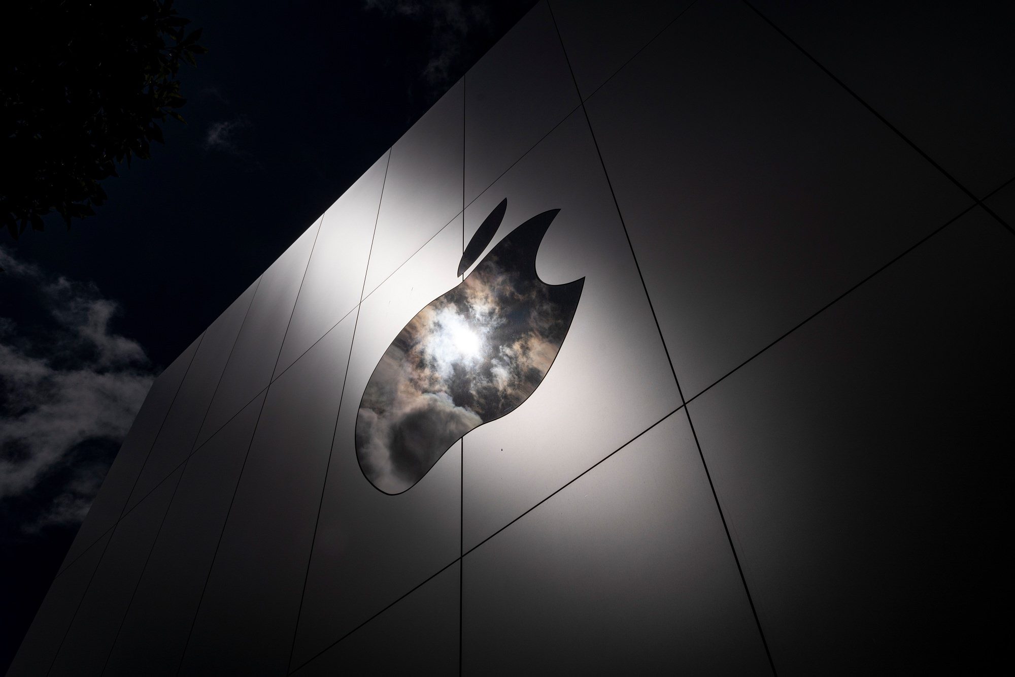 فوری اپل دعوت‌نامه‌ مراسم ۸ آبان را ارسال کرد؛ مک‌های - آژانس مدیا و مارکتینگ ردی استودیو